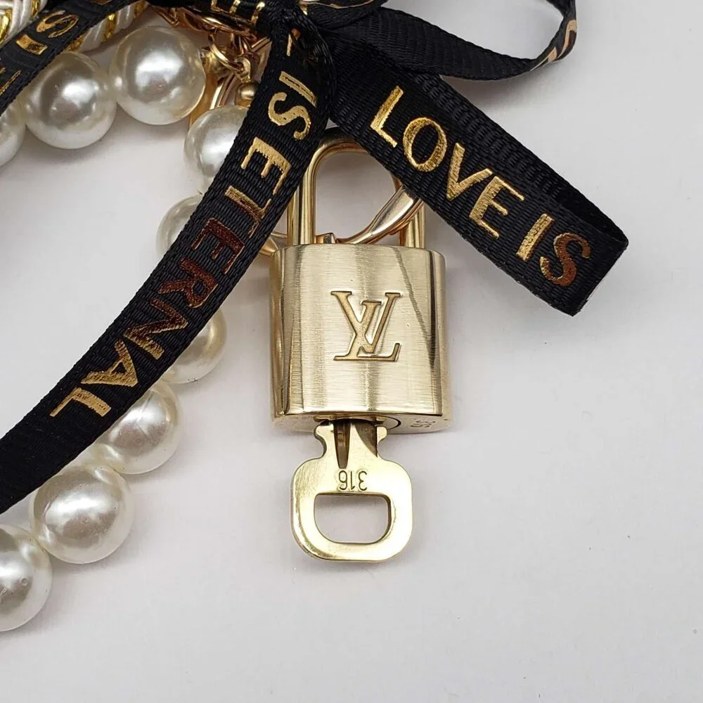 LV Gold Padlock Authentic 🔑 Luxury Bag Charm w/ Unbranded Flower Keychain - Picture 9 of 10